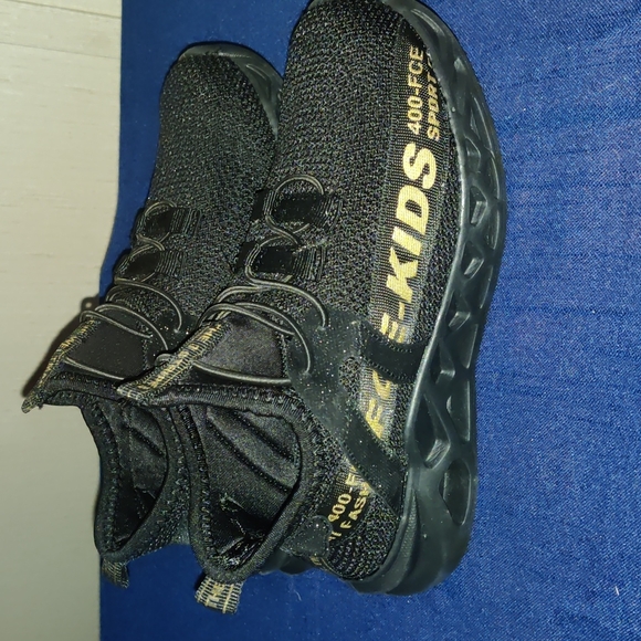***Unisex Black Sneakers 13 Toddlers - Picture 2 of 5